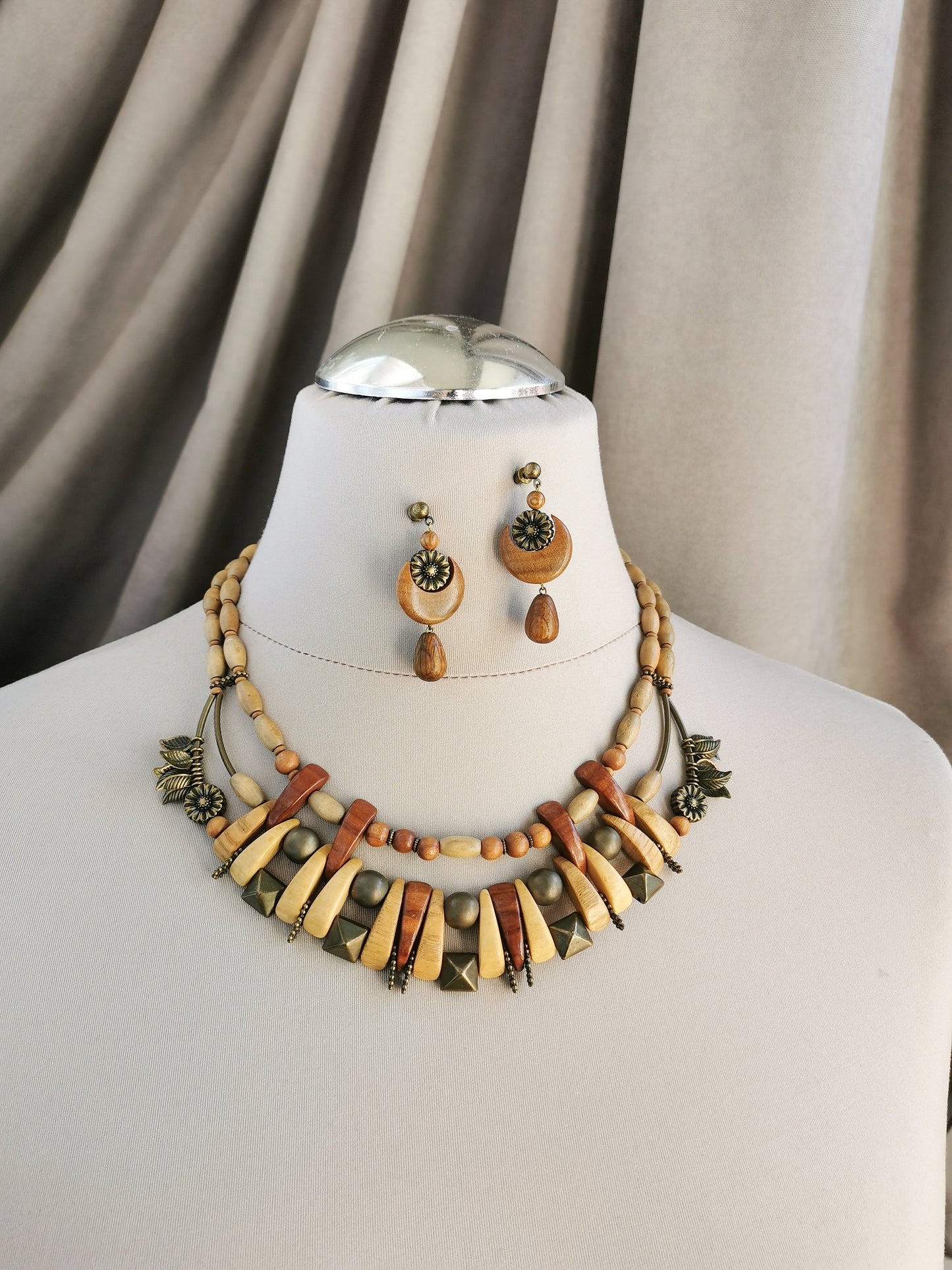 Etno Wood Bead Necklace with Earrings Vika Studio